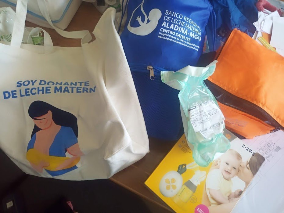 material que dan a las donantes: bolsas, botes, extractor, nevera...
