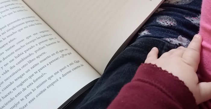 imagen de libro abierto con manita de Vega por 2024