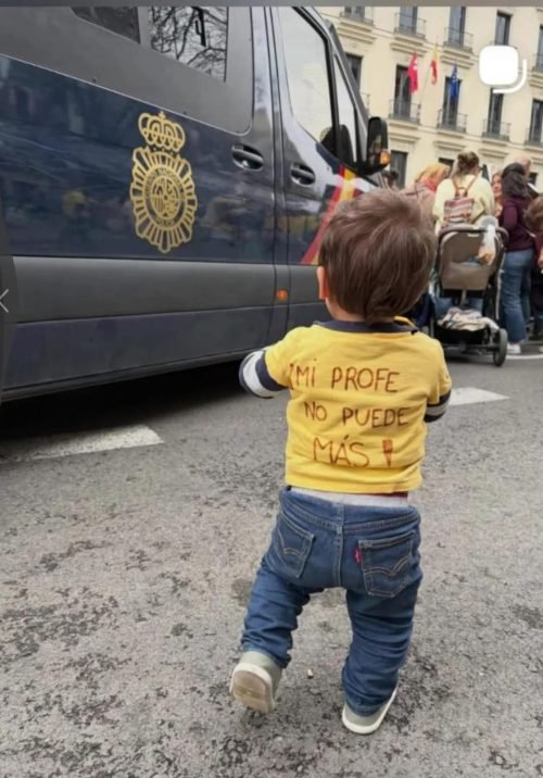 niño en manifestación con frase "mi profe no puede más"