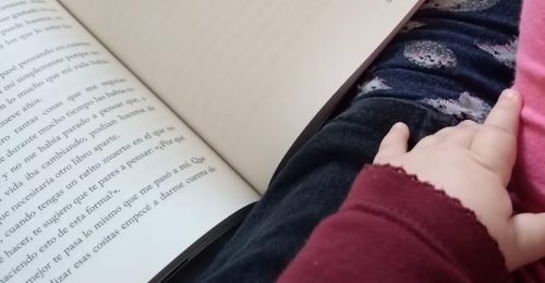 imagen de libro abierto con manita de Vega por 2024